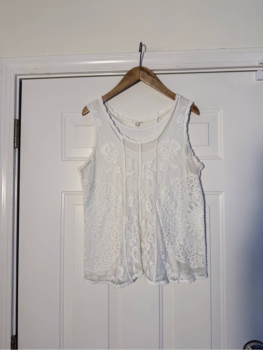 Tribal jeans Women's White Sleeveless Lace-Embroidered Tank Top. Sz L